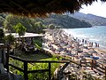 La spiaggia attrezzata di Porto Azzurro.