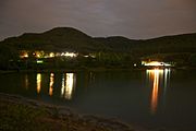 Unteres Speicherbecken bei Nacht mit Stauseehotel und Krafthaus