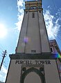 O relógio da Purcell Tower na região central da cidade.