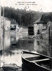La rue de Gaillardon pendant les inondations de 1910 ; on aperçoit au moins un wagon au dépôt