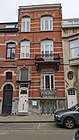 Au no 9 : maison éclectique de composition asymétrique, 1912, architecte Fernand Conard. Façade de briques rouges, rehaussée d'éléments de pierre bleue et rythmée d'assises de briques blanches[4].