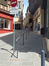 Photographie du bas de la rue du Bourg, une rue médiévale située dans la deuxième enceinte.