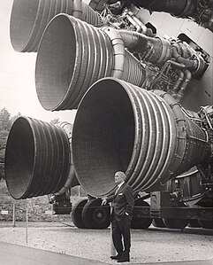 Saturn V ve tasarımcısı Wernher Von Braun (Üreten: NASA)