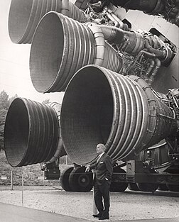 Wernher von Braun devant les moteurs du lanceur Saturn V utilisé pour les vols habités américains vers la Lune. (définition réelle 2 431 × 3 000*)