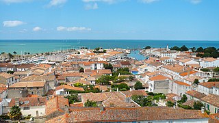 Saint-Martin-de-Ré et son port vus du sommet de l’église Saint-Martin.