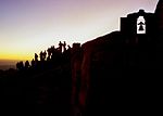 Паломники і туристи зустрічають схід сонця на вершині