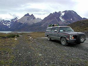 En GMC Suburban/Sierra classic 1500 framför Torres del Paine, på resan från Deadhorse i Alaska till Ushuaia (1986).