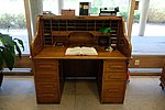 Äldre arbetsbord, specialkonstruerat för ordboksarbetet.