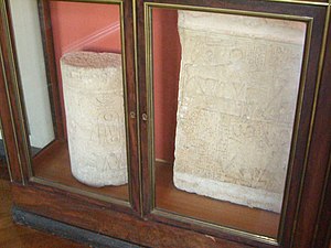 Tambour de colonnes aux noms de Ramsès II et stèle de son fils Mérenptah