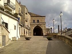 Vaglio Basilicata - Arco d'ingresso al nucleo fortificato