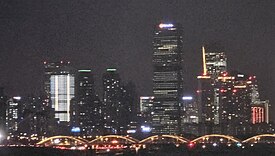 2024년 1월 15일 당시의 모습. 사진에서 왼쪽에 위치한 흰 조명이 밝게 들어온 건물이 TP타워이다.