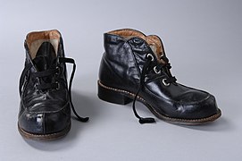 Black leather lace-up ankle boots, c. 1938–1940.