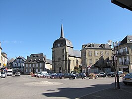 Centrum met de kerk Saint-Barthélémy en haar opmerkelijk koepeldak