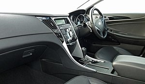 2010_Hyundai_i45_(YF_MY10)_Premium_sedan_(2011-04-22)_01