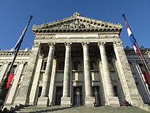 2016 columnas de la fachada del Palacio Legislativo de Montevideo.jpg