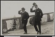 photo des rois Edouard VII et Haakon VII tenant leur chapeau sous un coup de vent