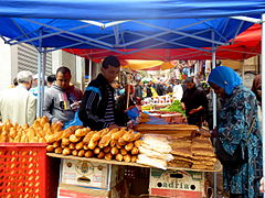Étale de baguette, matlouh et khobz chaïr(de gauche à droite) dans un souk à Oran.