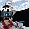 אסטרונאוט מסגרייב בזמן ביצוע הליכת חלל לתיקון טלסקופ החלל האבל