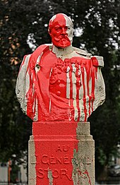 Buste d'un militaire barbu et moustachu, en grand uniforme, dégoulinant de peinture rouge.