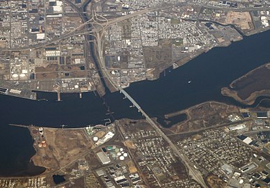 Oben Zufahrt in Philadelphia hinter dem Autobahndreieck mit der I-95, unten die Mautstation in New Jersey (2012)