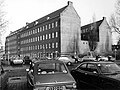 Na de wederopbouw werd het gebied rond het PTT-kantoor steeds drukker. Dit is de Binnenrotte en Hoogstraat in 1977.