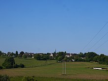 Bourg de Couesmes, vu de la vallée du ruisseau de Beslay, au lieu-dit Fontenay.