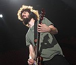 Brad Delson, leadgitaar, achtergrondzang