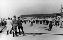 Häftlinge im Schutzhaftlager Dachau bei der Arbeit unter Aufsicht der SS. Aufnahme vom 28. Juni 1938 – also vor dem Einsatz Heltens.