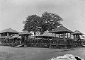 Photographie de l'extérieur d'une puri balinaise, premier quart du XXe siècle, collection du Tropenmuseum