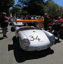 Michael Mayn siivellä muunneltu Porsche 550, millä hän kilpaili Nürburgringin tuhannen kilometrin kilpailussa vuonna 1956.