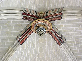 Clé de voûte ornée dans la travée sud de la cathédrale Saint-Pierre-et-Saint-Paul de Nantes (Pays de la Loire). (définition réelle 2 000 × 1 483)