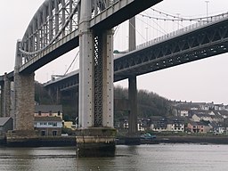 Saltash, med Royal Albert Bridge (för tåg) och Tamar Bridge (för bilar), två broar över Tamarfloden.