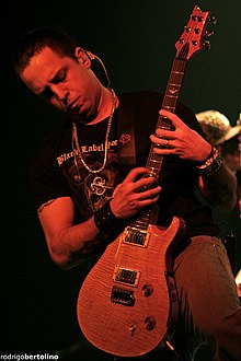 Castanho performing with Charlie Brown Jr. in Guarulhos, 2008