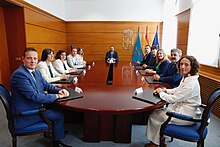 Imagen del primer consejo de gobierno del segundo gobierno de Adrián Barbón. El presidente se encuentra presidiendo en el centro de una larga mesa, con sus consejeros sentados a izquierda y derecha.