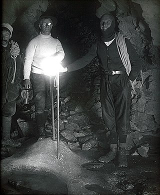 Damian Buck (Mitte) mit Begleitern in der Furliwasser-Höhle in den 1910er Jahren