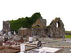 Разрушенная церковь и кладбище с видом на пляж острова Банноу