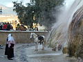 Touristes locaux en contrebas de la cascade