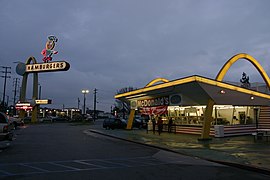 Troisième, et plus ancien McDonald's en activité du monde, de Downey en Californie, de 1953