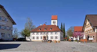 Dorfplatz mit Rathaus, Kirchturm, Gaststätten