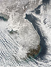 폭설이 내린 후인 1월 5일에 찍은 한반도 위성 사진