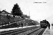 La gare vue du quai extérieur vers 1900. On aperçoit le bâtiment voyageurs en haut de la tranchée, les descentes et le passage planéifié.