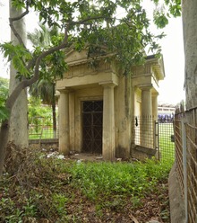 Front des Greek Memorial. Ein kleiner runder griechischer Tempel mit zwei Porticus und Säulen.