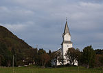 Foto einer weiß gestrichenen Holzkirche