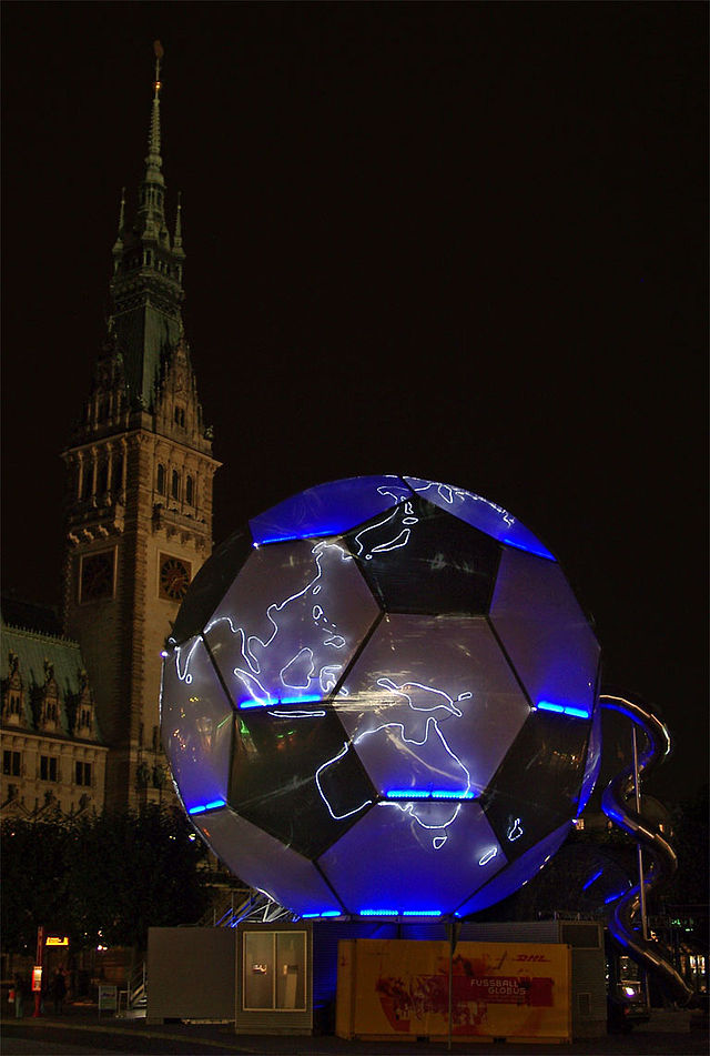 Globo em frente à Prefeitura de Hamburgo