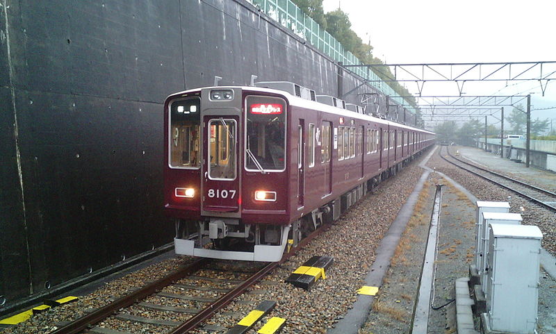 800px-Hankyu_series_8000_at_noseden.jpg