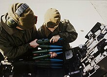 Technicians reload the Gepard with linked 35 mm ammunition. Het vullen van het munitiemagazijn van de Pantserrups Tegen Luchtdoelen (PRTL) met 35 mm brisantgranaten 2053-011-035.jpg