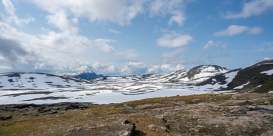 Vy mot Hurrejávrre och Niennajávrre. Sjöarna är fortfarande täckta av is och snö den 8 augusti.