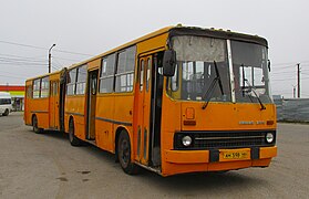 Ikarus 280 — классический пример сочленённого автобуса с ведущей передней секцией. Именно его в странах бывшего СССР окрестили «автобусом-гармошкой»