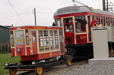 El único vehículo de la Sociedad de Ferrocarriles Históricos de Fraser Valley no usa un trole, sino que es propulsado por un generador diésel remolcado en un pequeño vagón.