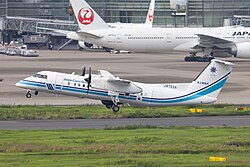 Japanin rannikkovartioston onnettomuudessa ollut Dash 8 -kone kuvattuna Hanedan lentoasemalla vuonna 2023